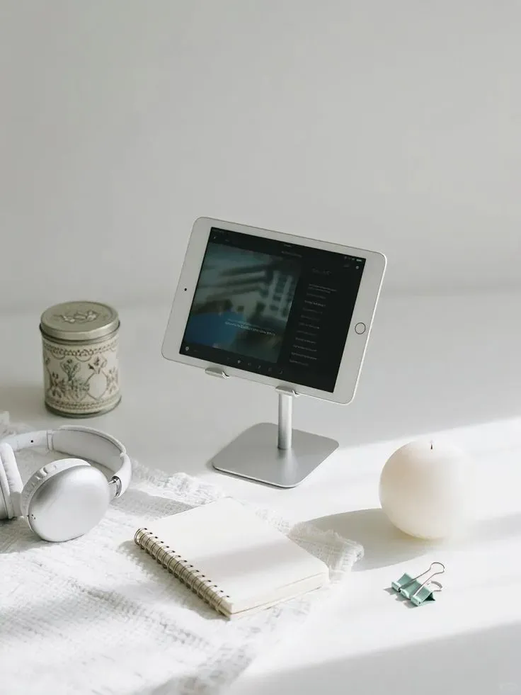 Bureau d’étude avec notes et tablette