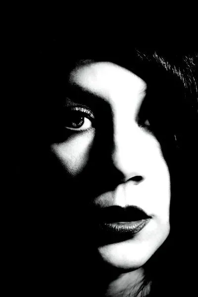 Portrait en clair-obscur — profil contrasté